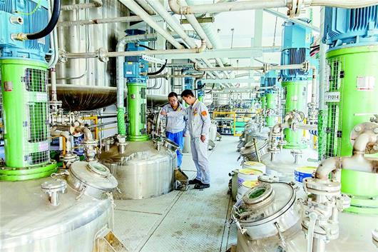 工作人員正在觀察設(shè)備運(yùn)行情況。雙虎涂料從原材料進(jìn)廠入庫(kù)到成品出庫(kù)，全部實(shí)現(xiàn)自動(dòng)化。